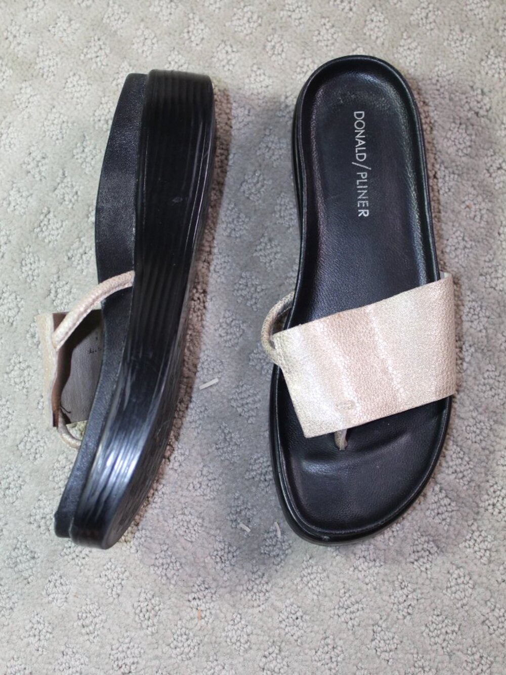 Donald Pliner Size 7 Gold Thong Strap Black Platform Sole Sandals